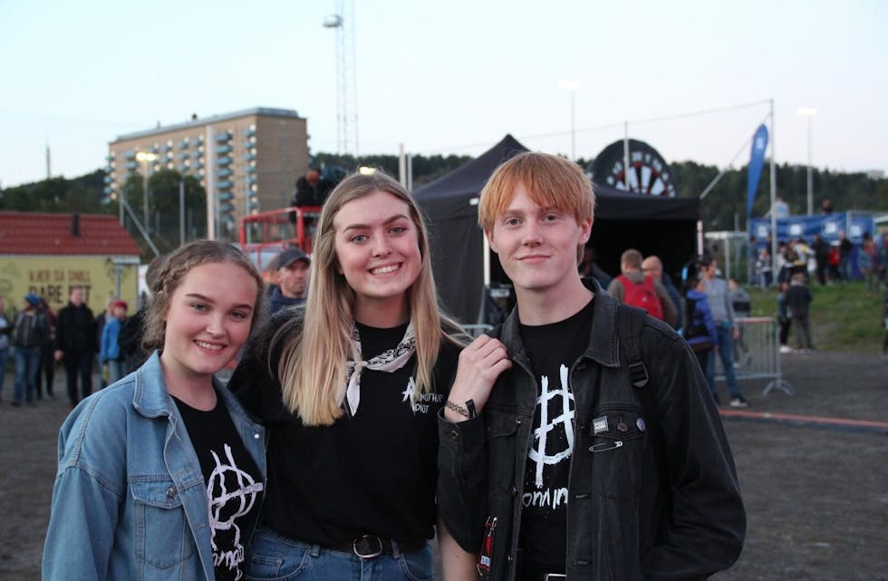 IVRIGE FANS: Sigrid Johannsen (16), Vilde Roos (16) og Alexander Strøm (16) kom fra Moss til Granittrock for å få med seg Honningbarna. Foto: