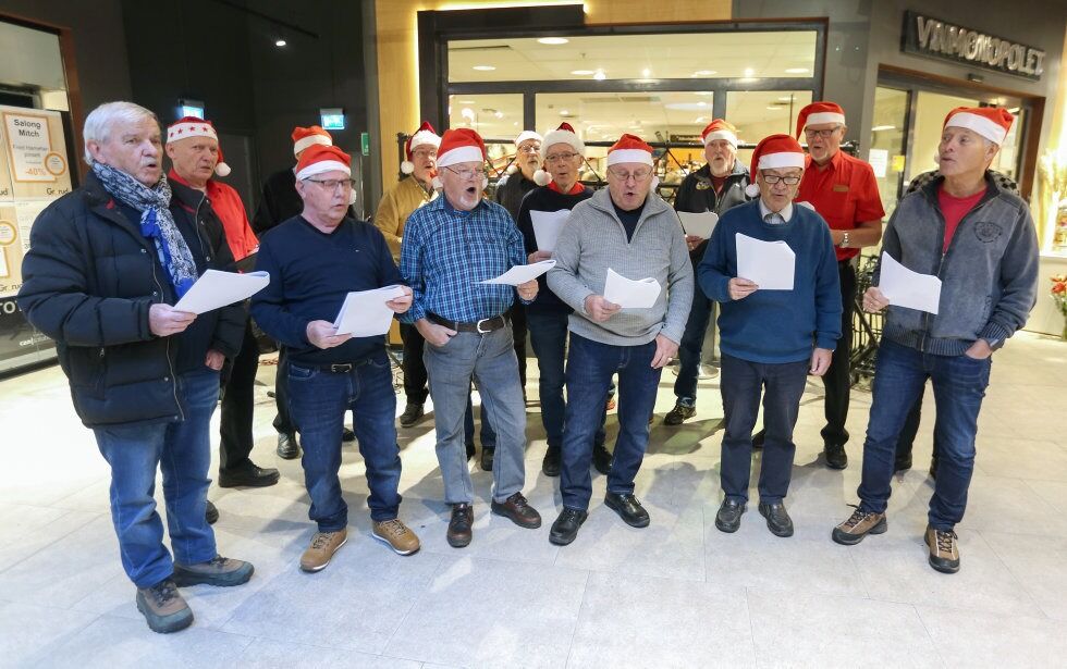 MODNE RØSTER: Grorud Mandskor svikter aldri. De stiller alltid opp for å spre glade julesanger i forbindelse med julehandelen. Foto: