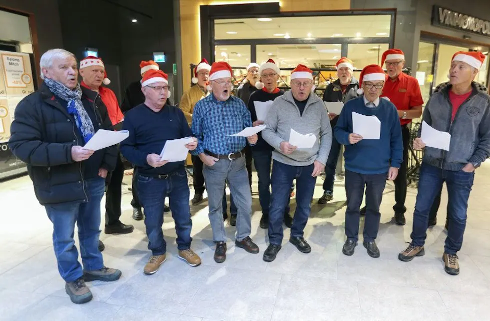 MODNE RØSTER: Grorud Mandskor svikter aldri. De stiller alltid opp for å spre glade julesanger i forbindelse med julehandelen. Foto: