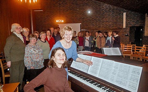 FORBEREDT: Som vanlig er Marta Tsvettsikh (sittende) og Mariann Oulie Wiik med Vox klare til et møte med sangglade kolleger i Rødtvet kirke. Foto: