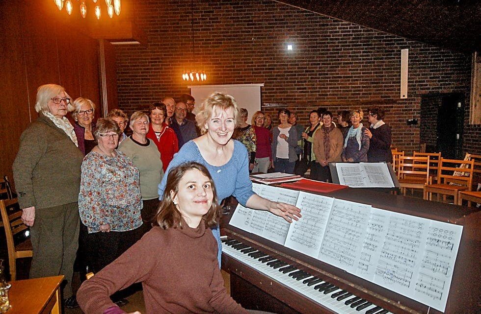 FORBEREDT: Som vanlig er Marta Tsvettsikh (sittende) og Mariann Oulie Wiik med Vox klare til et møte med sangglade kolleger i Rødtvet kirke. Foto: