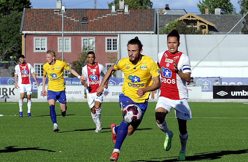 MYE MORO Å VÆRE MED PÅ: Har du lyst til å jobbe i lokalavisa? Her er det veldig mye moro å være med på. Blant annet dekker vi Grorud ILs fotballherrer i OBOS-ligaen. Send oss en mail om du er interessert. Foto: Bjørn Moe