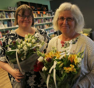 FORMIDLET HISTORIE: Marianne Teie og Anne Fikkan fylte biblioteket med mer historie. Foto: Rolf E. Wulff. Foto: