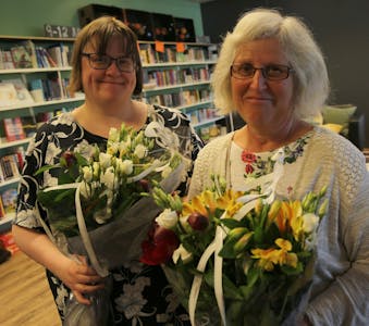 FORMIDLET HISTORIE: Marianne Teie og Anne Fikkan fylte biblioteket med mer historie. Foto: Rolf E. Wulff. Foto: