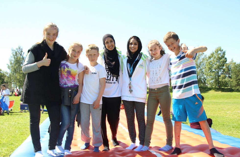 FORNØYD GJENG: (F.v) Sabila, Limda, Mosa, Sarah Jaber (leder), Shahana Hafeez (leder), Fatima og Salah er alle sammen glade for å se at flere blir med på Furuset Sommercamp.  Foto: