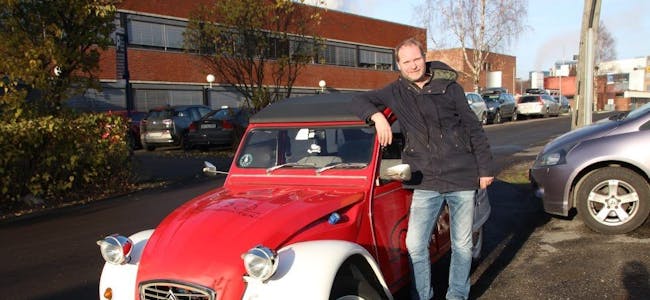 ELEKTRISK PROTOTYPE: Øyvind Holst med sin 2EL, landets første elektriske 2CV. Foto: