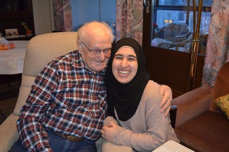 GODE VENNER: Gunnar (83) og Yusra (18) har blitt gode venner gjennom generasjonsmøte. Foto: