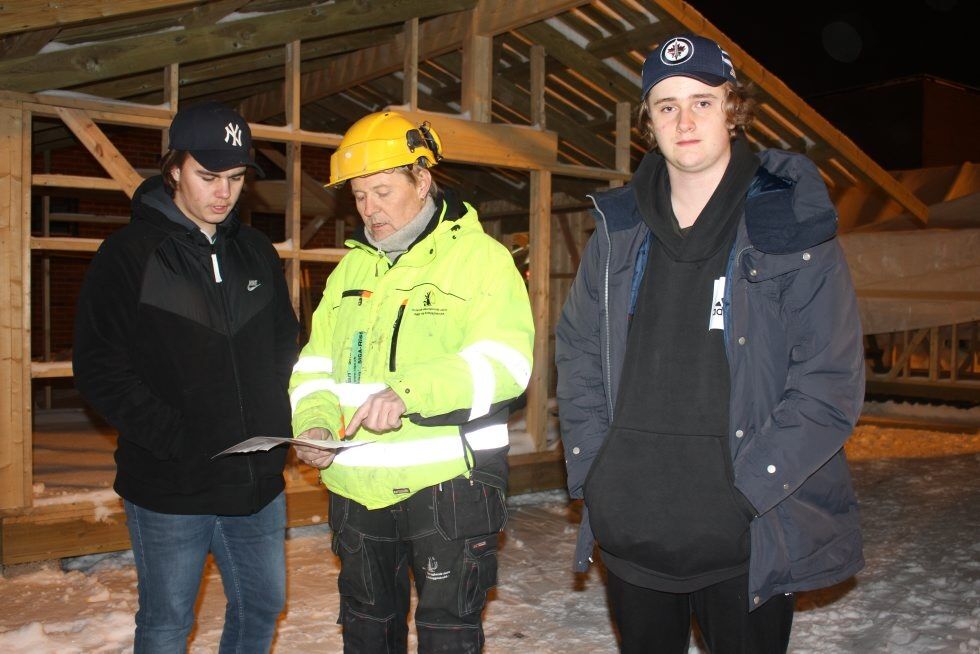 SPENTE: Edvin Ferm Bjelkåsen (t.h.) og Sander Gorder Mysen likte godt hva Glenn Inge Johnsrud hadde å si om byggfag og muligheten til å kombinere det med hockey i skoletiden. Foto: