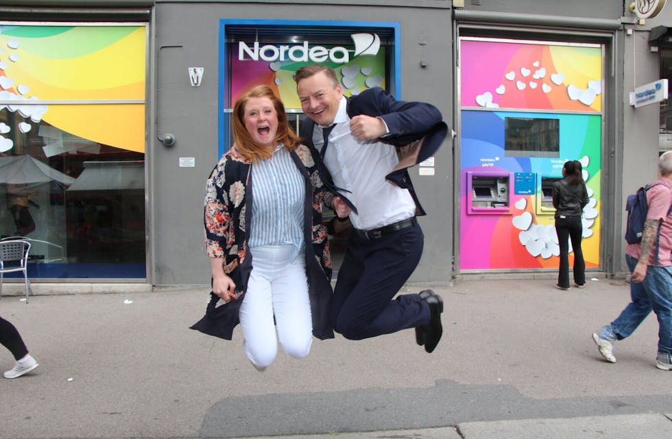 SOMMERBILDET: Journalist Caroline Bremer og banksjef i Nordea, Tron Tinderholdt, oppfordrer alle til å sende inn sine blinkskudd til «Sommerbildet 2017». Foto: