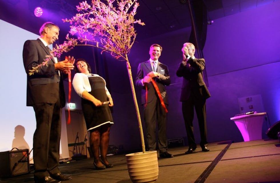 DYRKBAR START: Det er stor tro på fremtiden til Radisson Blu og Park Inn Hotel Oslo Alna. Torsdag ble hotellet offisielt åpnet av turistsjef i Oslo, Bente Bratland Holm, hotelleier Lars Wenaas (t.v.), hotelldirektør Olav Brommeland (f.h.) og president Wolfgang Neumann i Carlson Rezidor Hotel Group. Foto: