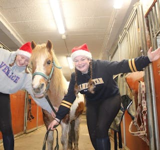 KLARE FOR SHOW: Mathilda Åhker-Sørlie (14) og Kiana Andersen (14) gleder seg til å lede publikum gjennom årets juleshow på Øvre Fossum gård. Her sammen med hesten Klaus. Foto: