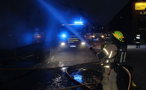 ULVEN: Tirsdag ettermiddag rykket nødetatene ut til melding om brann i et næringsbygg på Ulven. Foto: