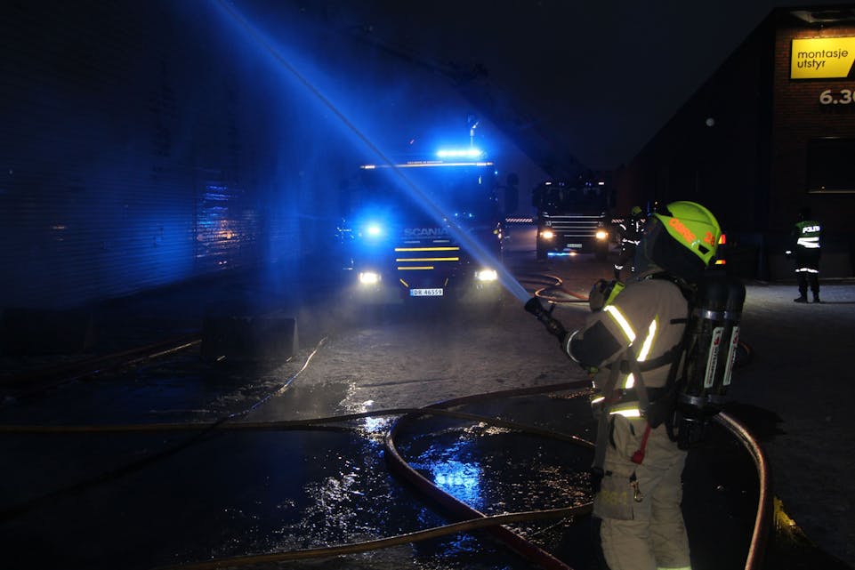 ULVEN: Tirsdag ettermiddag rykket nødetatene ut til melding om brann i et næringsbygg på Ulven. Foto: