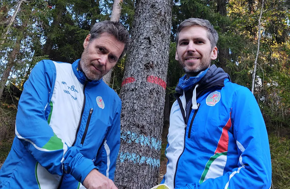 KONTROLL: Løypeleggerne Stein Blomseth (t.v.) og Mathias Benjaminsen har kontroll på kart og løyper. Foto: