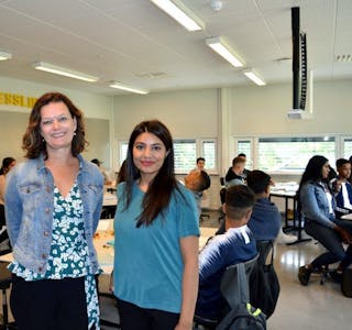 NY LINJE: Rektor Astrid Grytte og prosjektleder Kainaat Qaiser ønsket de nye elevene på businesslinjen velkommen. Foto: