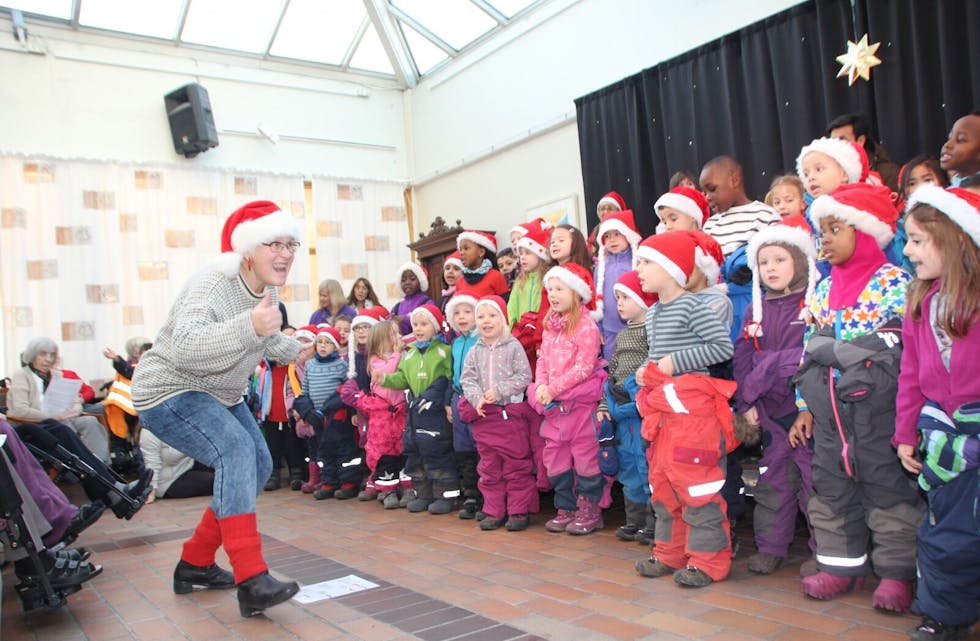 140 NISSELUER: Barna fra Ammerud-barnehagene sang, danset og ønsket beboerne på Ammerudhjemmet god jul. Foto: