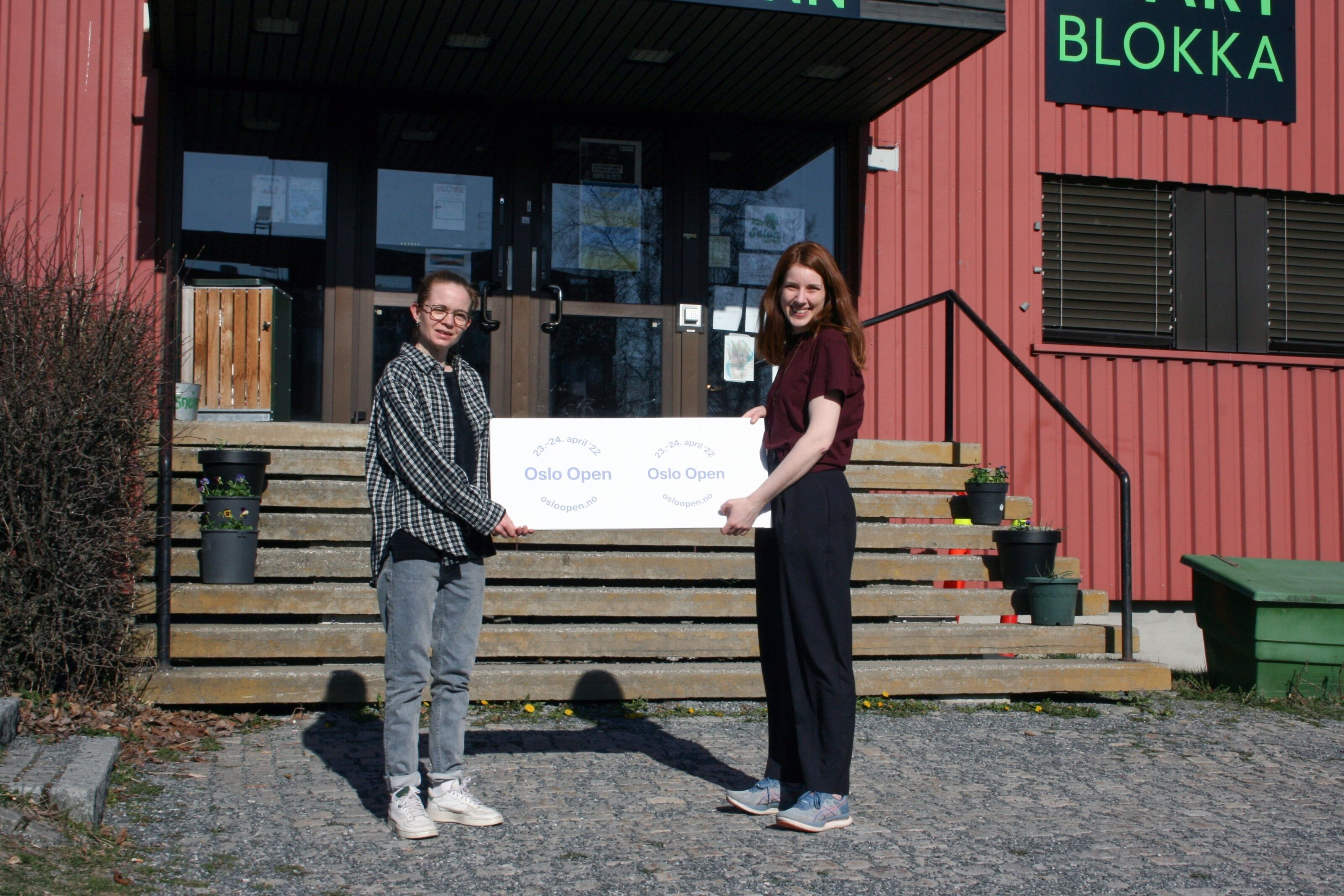 STORT PROGRAM: Startblokka er blant de største kunstfellesskapene som er med på Oslo Open. Da kan man blant annet møte Eva Rosa (t.v.). Her sammen med daglig leder i Oslo Open, Frida Rusnak. Foto: