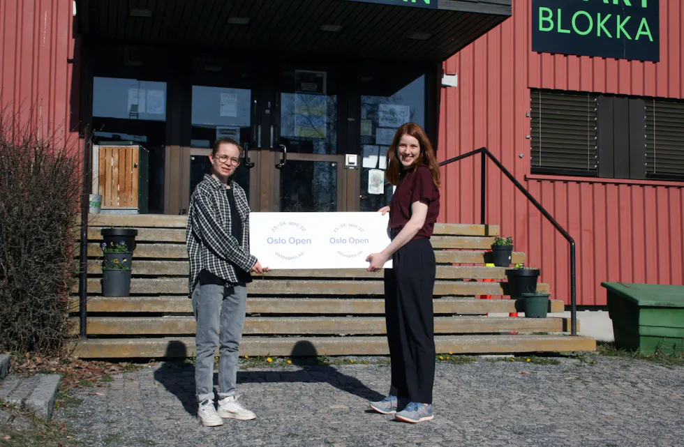 STORT PROGRAM: Startblokka er blant de største kunstfellesskapene som er med på Oslo Open. Da kan man blant annet møte Eva Rosa (t.v.). Her sammen med daglig leder i Oslo Open, Frida Rusnak. Foto: