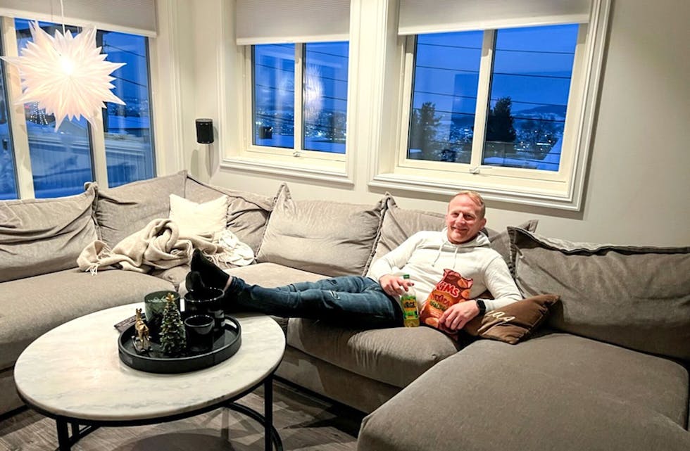 IKKE BARE SOFAGRIS: Stig-André «Stigga» Berge trives godt med potetgullposen i sofaen, men har også mye annet å henge fingrene i etter at han la opp som toppidrettsutøver. Foto: