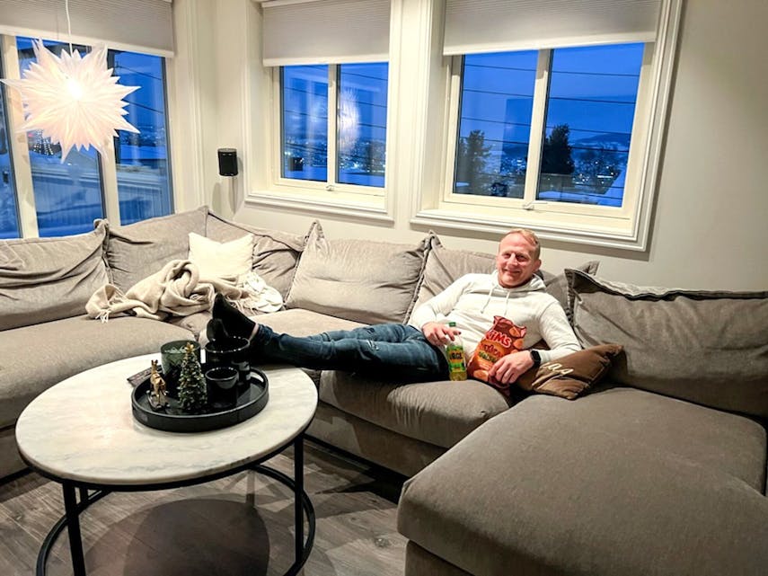 IKKE BARE SOFAGRIS: Stig-André «Stigga» Berge trives godt med potetgullposen i sofaen, men har også mye annet å henge fingrene i etter at han la opp som toppidrettsutøver. Foto: