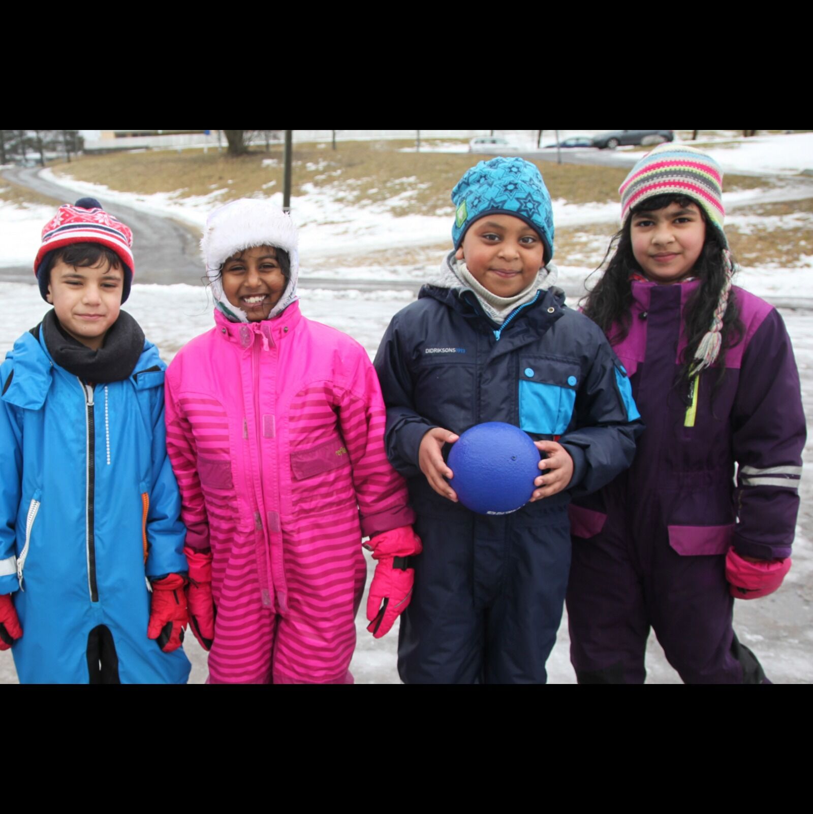 GØY Å LÆRE BEGREPER: Rayan (7), Henos (7 år), Thirishiha (7 år) og Zahra (7 år) forteller de har lært masse, og viser avisa hva begrepene de fokuserer på betyr. Foto: