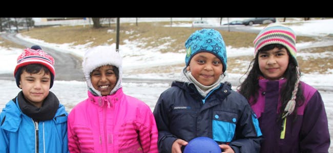 GØY Å LÆRE BEGREPER: Rayan (7), Henos (7 år), Thirishiha (7 år) og Zahra (7 år) forteller de har lært masse, og viser avisa hva begrepene de fokuserer på betyr. Foto: