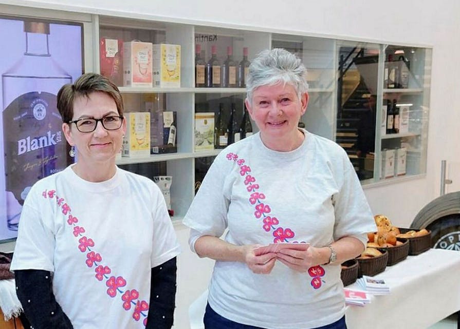 Helene Ottersen og May Lilly Colban fra Høybråten sanitetsforening delte ut brosjyrer om kvinnehelse. Foto: Lilly Colban