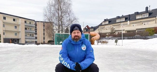 Isbanen er godt brukt og populær blant beboerne i Østre Lindeberg borettslag. Her med Roger Bruvang som sammen med andre ildsjeler i borettslaget har laget isbanen. Foto: