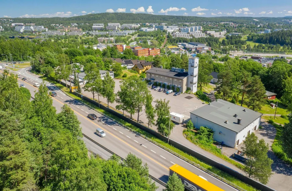 TIL SALGS: Grorud leir har vært base for for både Sivilforsvaret og Norsk brannskole siden 50-tallet. Nå skal førstnevnte flytte - og tomta ligger ute for salg. (Foto: Malling & Co) Foto: