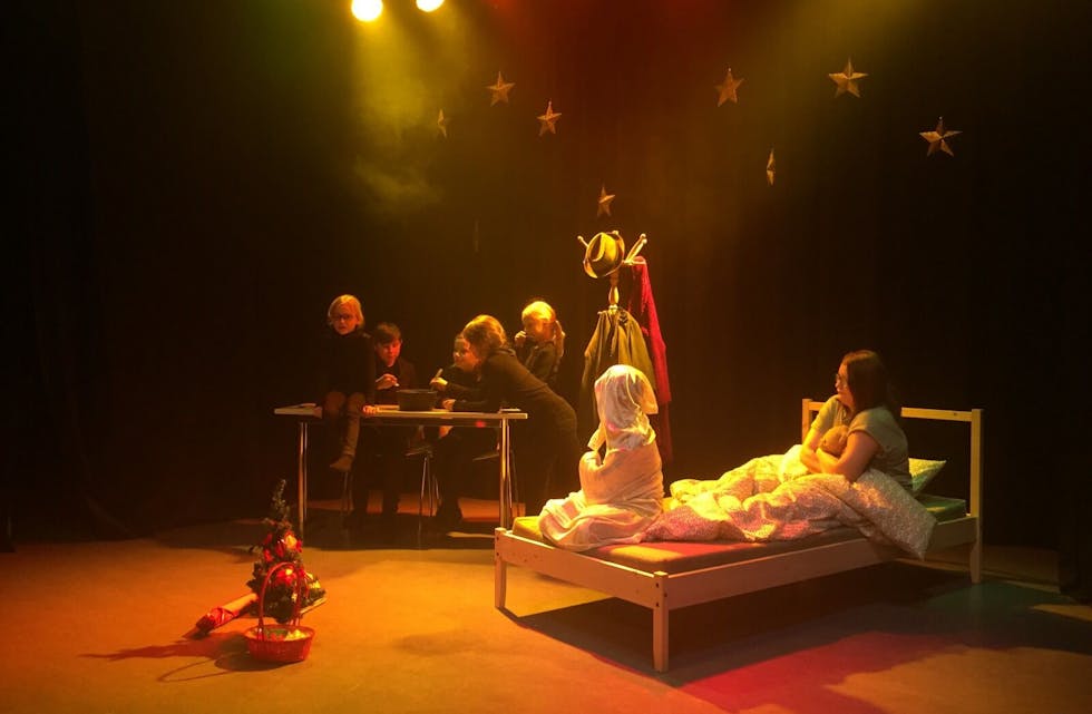 JULEFORESTILLING: Barna som er med i Akerselva kultur- og teaterlag har brukt sine egne ideer til å utvikle sin versjon av forestillingen «Scrooge». Bilde er fra en tidligere forestilling. Foto: