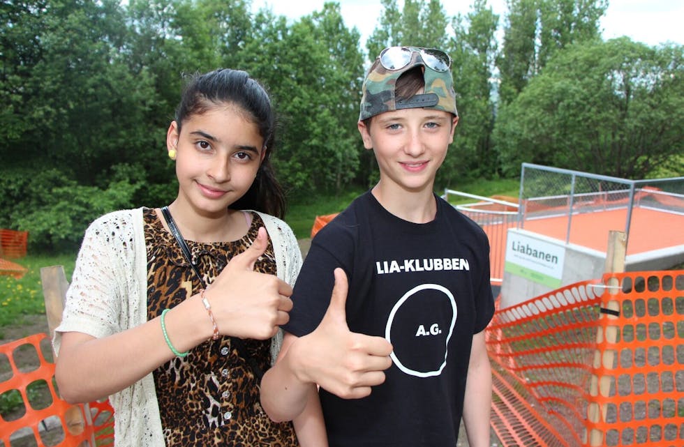 ENGASJERTE: Alisha Munir (12) og Leo Haziraj (13) var så lei av at de ikke hadde noe å gjøre i nærmiljøet at de like så godt startet sin egen klubb - Lia-klubben. Nå er ballbingen kalt Liabanen åpen.  Foto: