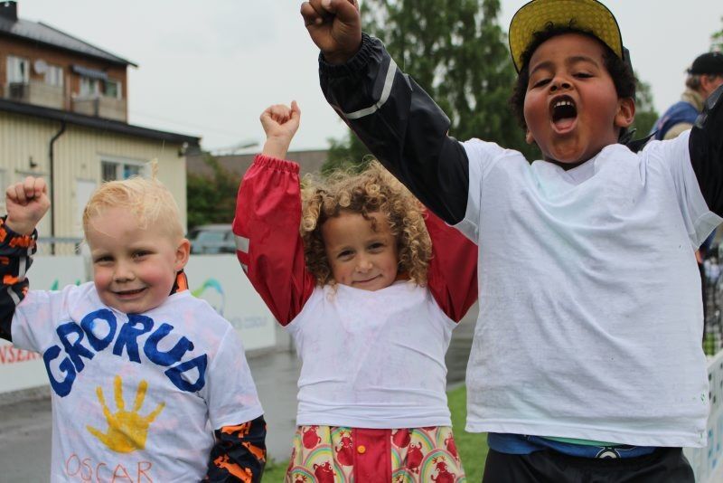 MORO!: Oscar, Nadia og Naod (her i spesialsydde Grorud-skjorter) jubler for både seier spesielt og fotball generelt. Foto: