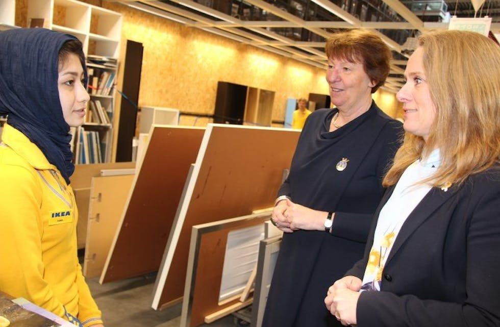 FØRSTE DAG PÅ JOBB: Arbeidsminister Anniken Hauglie (H) og ordfører Marianne Borgen (SV) møtte Asma (25) på hennes første arbeidsdag hos IKEA Furuset. Hun er en av de 14 nyankomne som er med i pilotprosjektet «Hurtigspor IKEA» som skal hjelpe til med intensiv arbeidstrening og undervisning som en del av den nye Groruddals-satsingen. Foto: