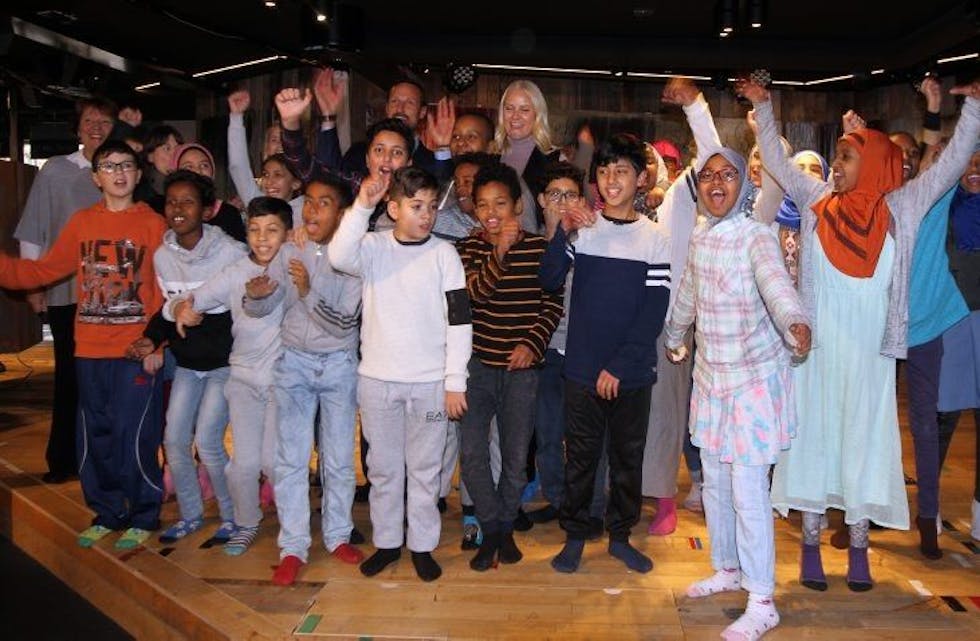 SAMLET JUBEL: Barna som var til stede på Biblo Tøyen slapp jubelen løs da de fikk tatt gruppebilde sammen med kronprinsparet. Foto: