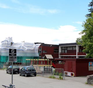 SKAL RIVES: Vestli skole skal bli ny og en flerbrukshall skal komme på plass. Foto: