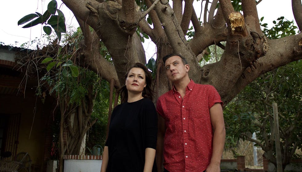 SHANDEL & SAMUELS: Laila Samuelsen (t.v.) og Jonas Shandel slipper sin første EP fredag 29. mai. Foto: