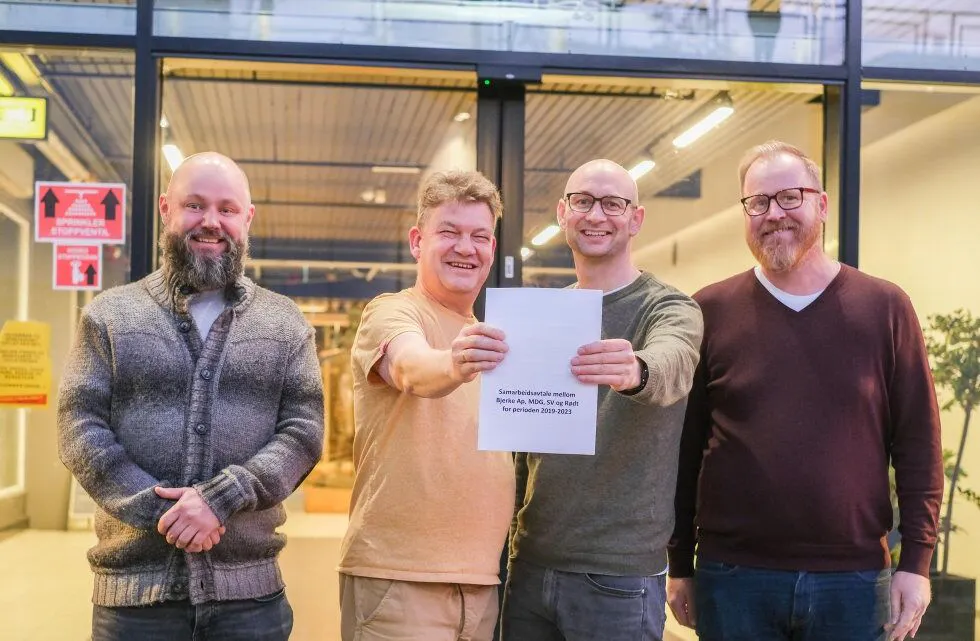 NYTT SAMARBEID: Tommas Tingbjør (MDG, t.v.), Lars Erik Fuglesang (Ap), Hans Vold Husum (SV) og Jon Sandven (R) har signert en samarbeidsavtale. Foto: Bjarne Kristoffersen