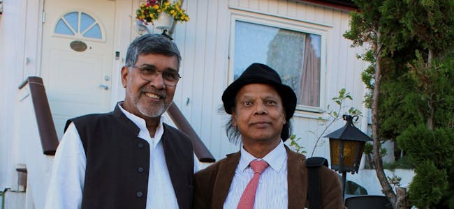 PÅ BESØK: Nobelprisvinner Kailash Satyarthi (f.v.) tok turen innom Veitvet-forfatter Suresh Chandra Shukla i forbindelse med sitt besøk til Oslo. Foto: