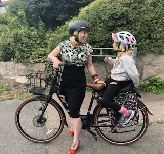 Laila Hox har kjøpt elsykkel hos Pers bil & sport og er storfornøyd med å slippe å tenke på kø langs veien fra jobben. Foto: