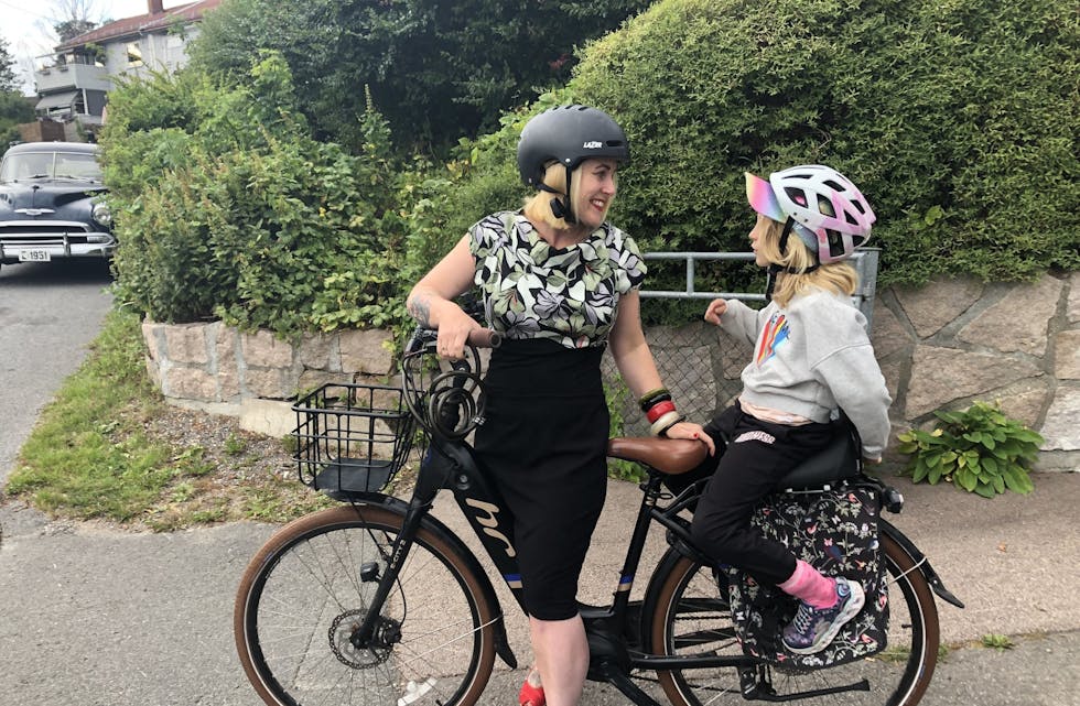 Laila Hox har kjøpt elsykkel hos Pers bil & sport og er storfornøyd med å slippe å tenke på kø langs veien fra jobben. Foto: