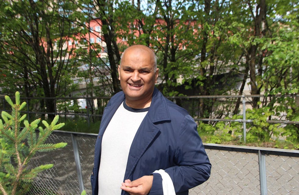 SØKER ARBEIDSPLASSER: Leder i Stovner bydelsutvalg, Rashid Nawaz, håper nå at borettslag, sameier og enkeltpersoner kan trenge litt ung arbeidskraft i sommer. Foto: