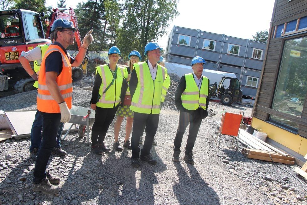 FIKK SE BYGGET: Byråd Geir Lippestad (Ap) møtte Omsorgsbygg til en omvisning av Lia barnehage på Ellingsrud. Barnehagen tar sikte på å være den mest miljøvennlige barnehagen i Oslo - kanskje til og med landet. Foto: