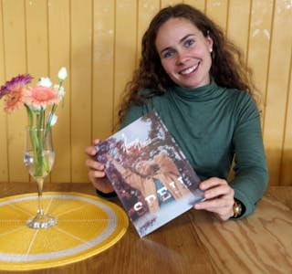 DEBUTERENDE ALBUM: Hanna Velia er nå klar med sitt debutalbum «Speil». Hun har også laget en bok som følger albumet, hvor hun i tekst og tegninger forteller om bakgrunnen til de enkelte sangene. Foto: Rolf E. Wulff
