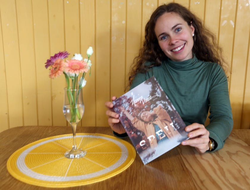 DEBUTERENDE ALBUM: Hanna Velia er nå klar med sitt debutalbum «Speil». Hun har også laget en bok som følger albumet, hvor hun i tekst og tegninger forteller om bakgrunnen til de enkelte sangene. Foto: Rolf E. Wulff