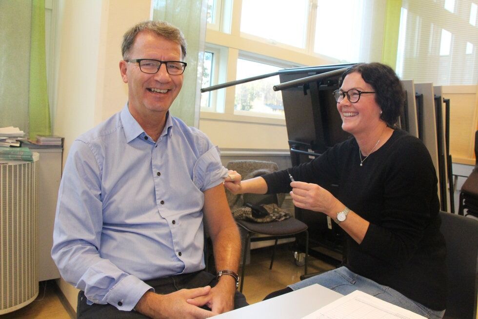 I TRYGGE HENDER: Bydel Stovner tilbyr vaksiner til sine ansatte og særlig de som er i pasientkontakt. Det skal holde de ansatte friske, og forhindre eventuell smitte. Helsebyråd Robert Steen, var onsdag på besøk for å høre mer om bydelens arbeid, og tok like greit vaksina i samme slengen. Her med helsesykepleier Åshild Nilsen. Foto: