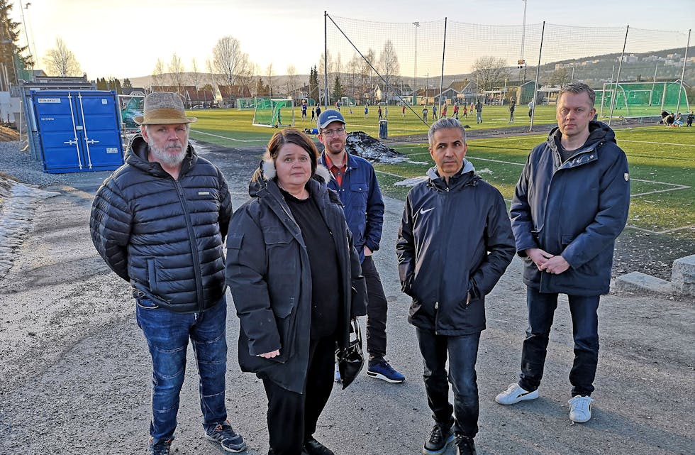 REISER FOR Å HJELPE: Søndag setter denne gjengen seg på en innleid buss for å reise ned til Polen for å hente ukrainske flyktninger. Bak fra venstre ser vi Einar Fjeld, Aasmund Alexander Gjelseth og Magnus Andresen. Foran står Harriet Due-Karlsen og Samir Taghizadeh. Foto: