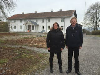 PÅ PLASS: BU-leder Knut Røli (Ap) og nestleder Monique Nyberget Hiller (Ap) står utenfor Tveten gård. Nå er en leieavtale endelig på plass mellom Kulturetaten og Bydel Alna. Foto: