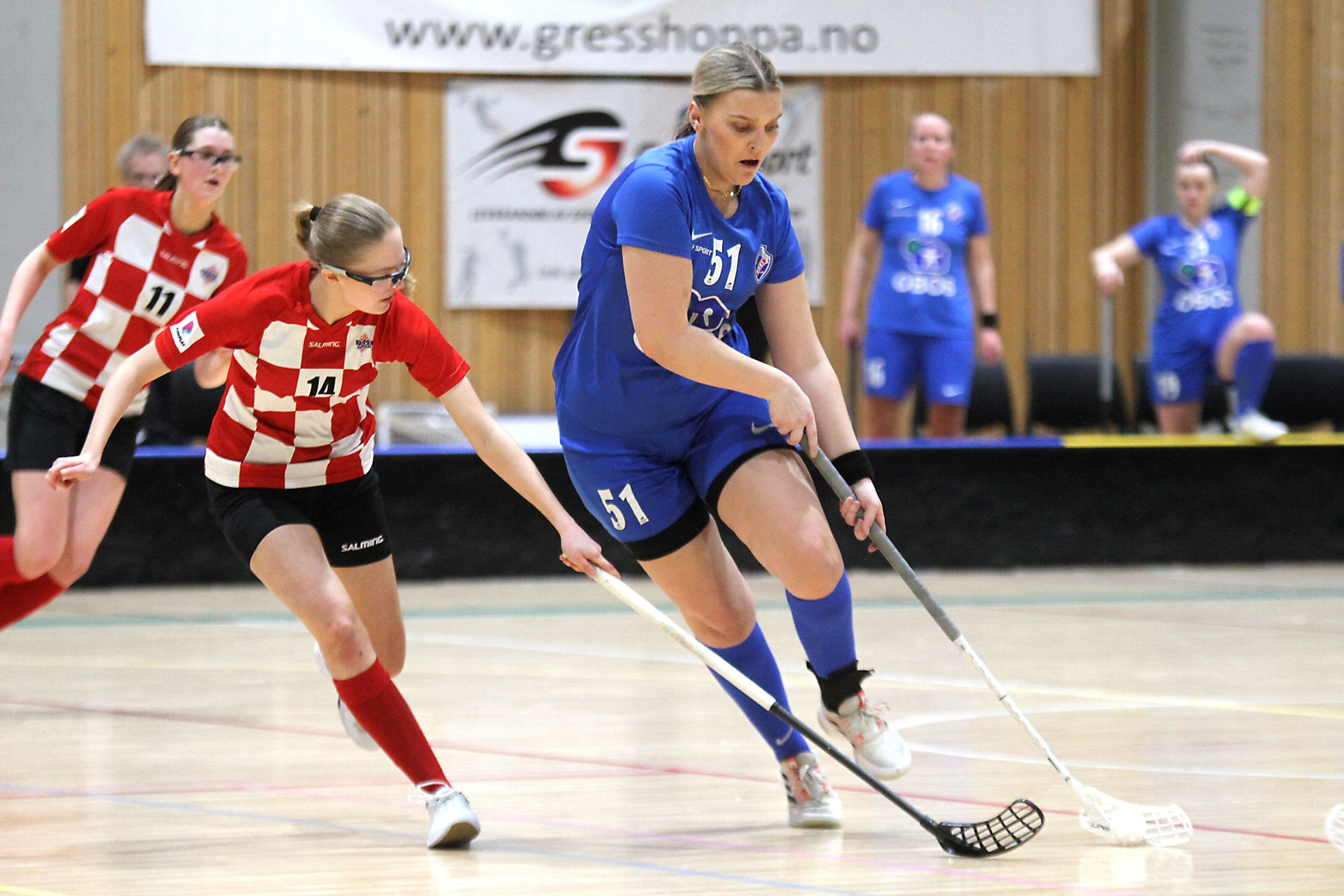 STYRTE KAMPEN: Wilma Engdahl og Greis innebandydamer gjorde stort sett som de ville i lokaloppgjøret. Sveiva-damene, som har stått godt opp mot lokalrivalene i de to foregående kampene, ble hengende etter hele veien. Foto: