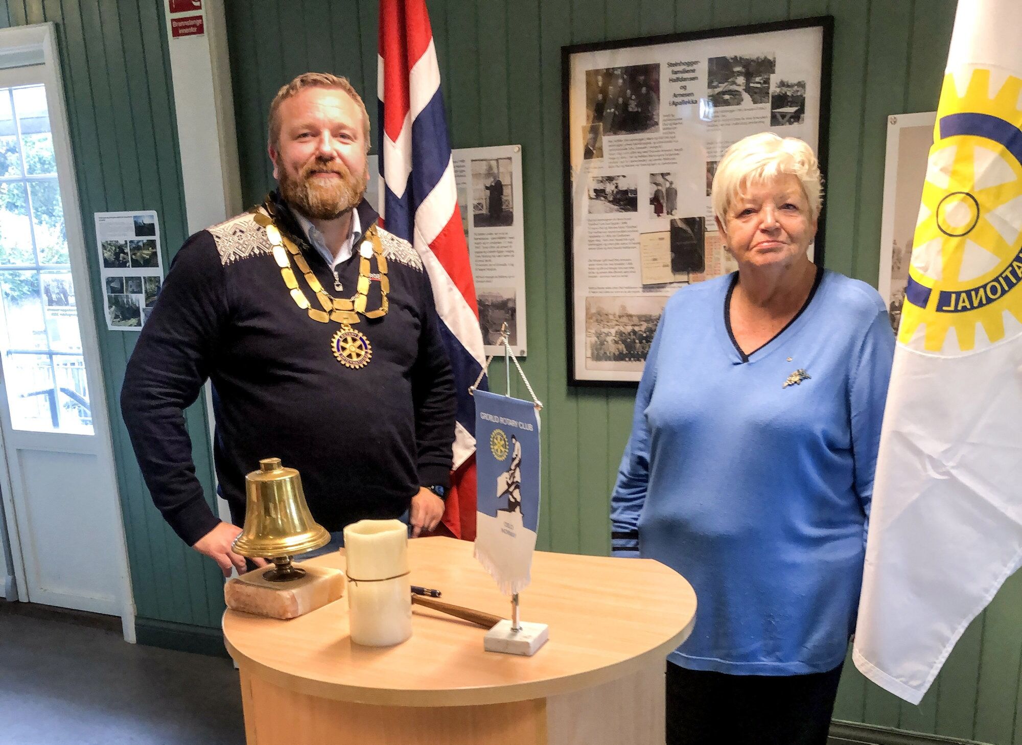 NYTT MEDLEM: Wenche Hansgaard er blitt tatt opp som nytt medlem i Grorud Rotary Club, og ønskes velkommen av klubbens president Anders Røberg-Larsen. Foto: