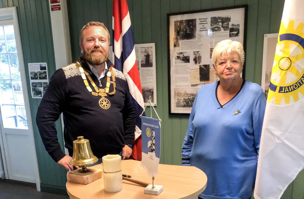 NYTT MEDLEM: Wenche Hansgaard er blitt tatt opp som nytt medlem i Grorud Rotary Club, og ønskes velkommen av klubbens president Anders Røberg-Larsen. Foto:
